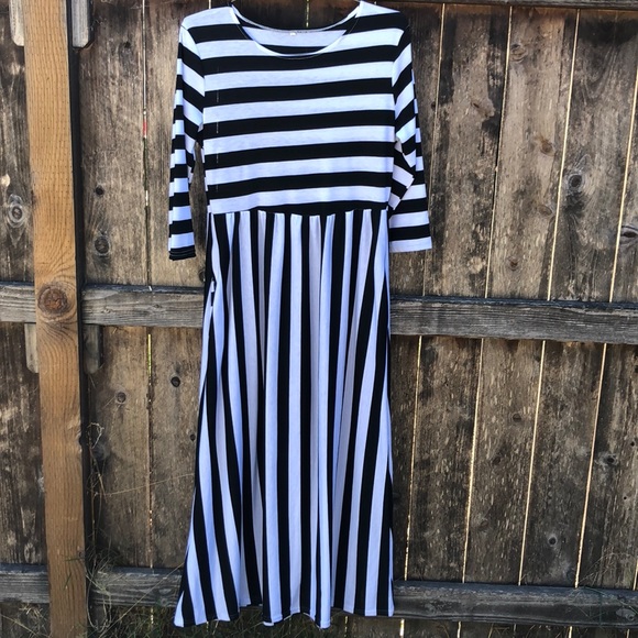 Dresses & Skirts - •Stripe Maxi Dress•